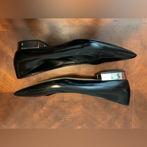 Max Mara black leather with small gold heel in EUC 🥰 - Picture 7 of 8